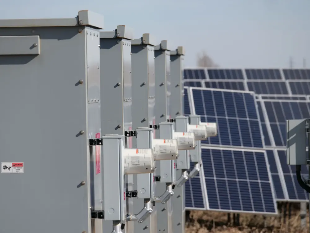 Rozvádzače fotovoltickej elektrárne vedľa panelov