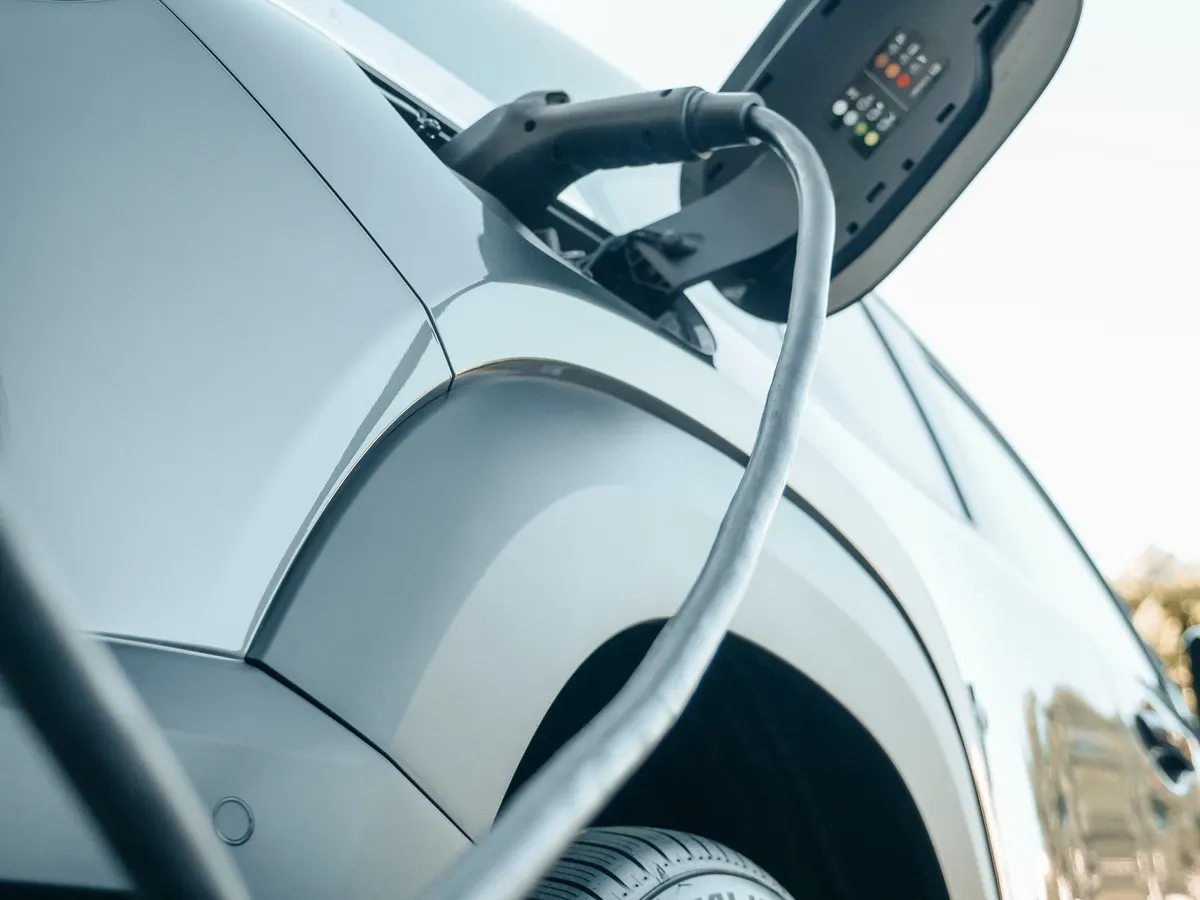 Elektromobil nabíjaný doma z vlastnej fotovoltickej elektrárne
